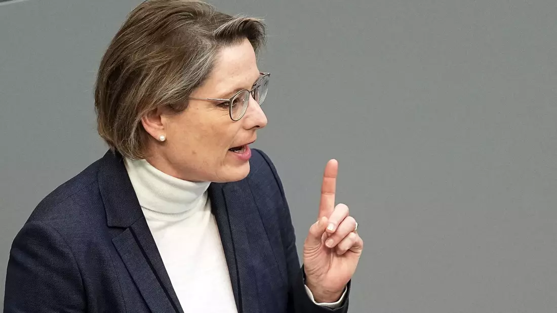 Bundesjustizministerin Stefanie Hubig ist gegen eine Klarnamenpflicht. (Archivbild) - Bild: Michael Kappeler/dpa