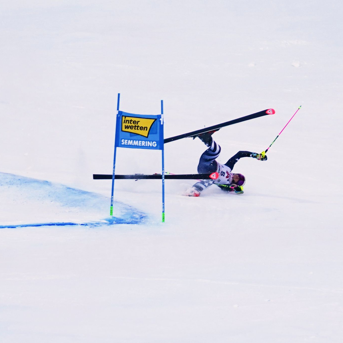 Die US-Amerikanerin Paula Moltzan stürzte im zweiten Lauf heftig. - Foto: Pier Marco Tacca/AP/dpa