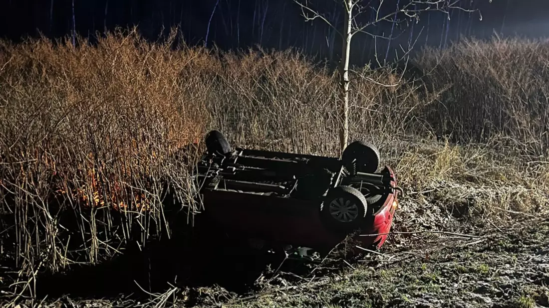 FW Ense: Ruhige Weihnachten für die Feuerwehr Ense / Glatteis-Unfall am 2. Weihnachtstag - Bild: presseportal.de