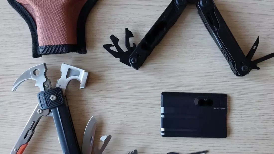 BPOL-HH: Mann beleidigt Zugbegleiterin und zeigt Hitlergruß - Festnahme durch Bundespolizei - Sicherstellung mehrerer Multi-Tools - Bild: presseportal.de
