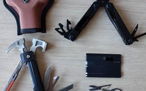 BPOL-HH: Mann beleidigt Zugbegleiterin und zeigt Hitlergruß - Festnahme durch Bundespolizei - Sicherstellung mehrerer Multi-Tools - Foto: presseportal.de