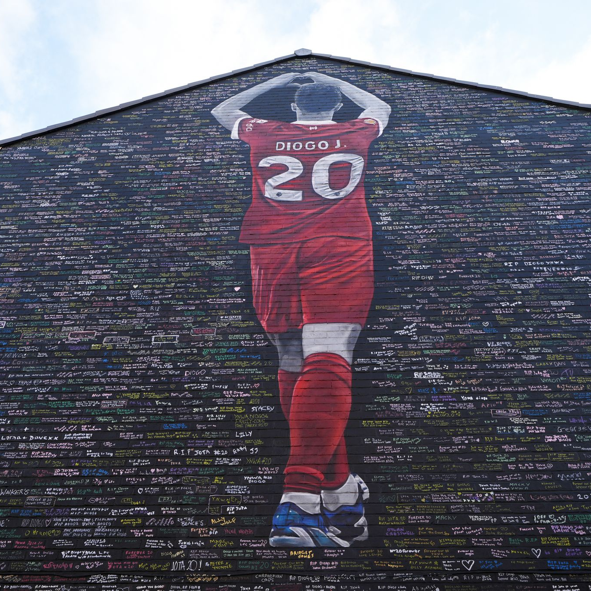 «Forever 20»: Liverpools Ex-Stürmer Diogo Jota starb im Sommer bei einem Autounfall. - Foto: Peter Byrne/PA Wire/dpa