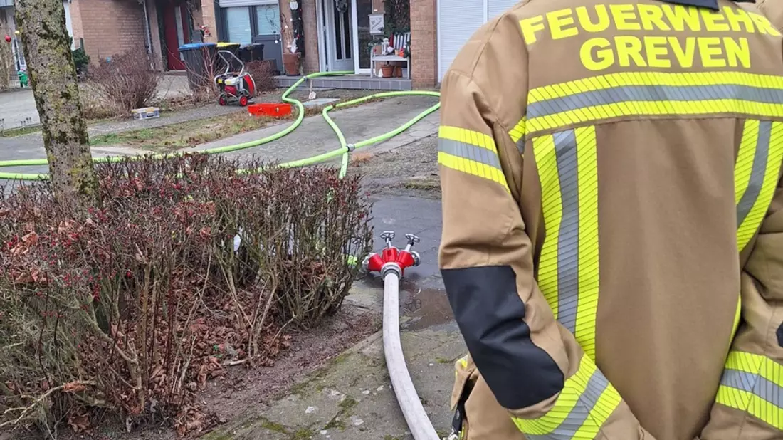 FW-Greven: Zimmerbrand macht Gebäude unbewohnbar. - Bild: presseportal.de