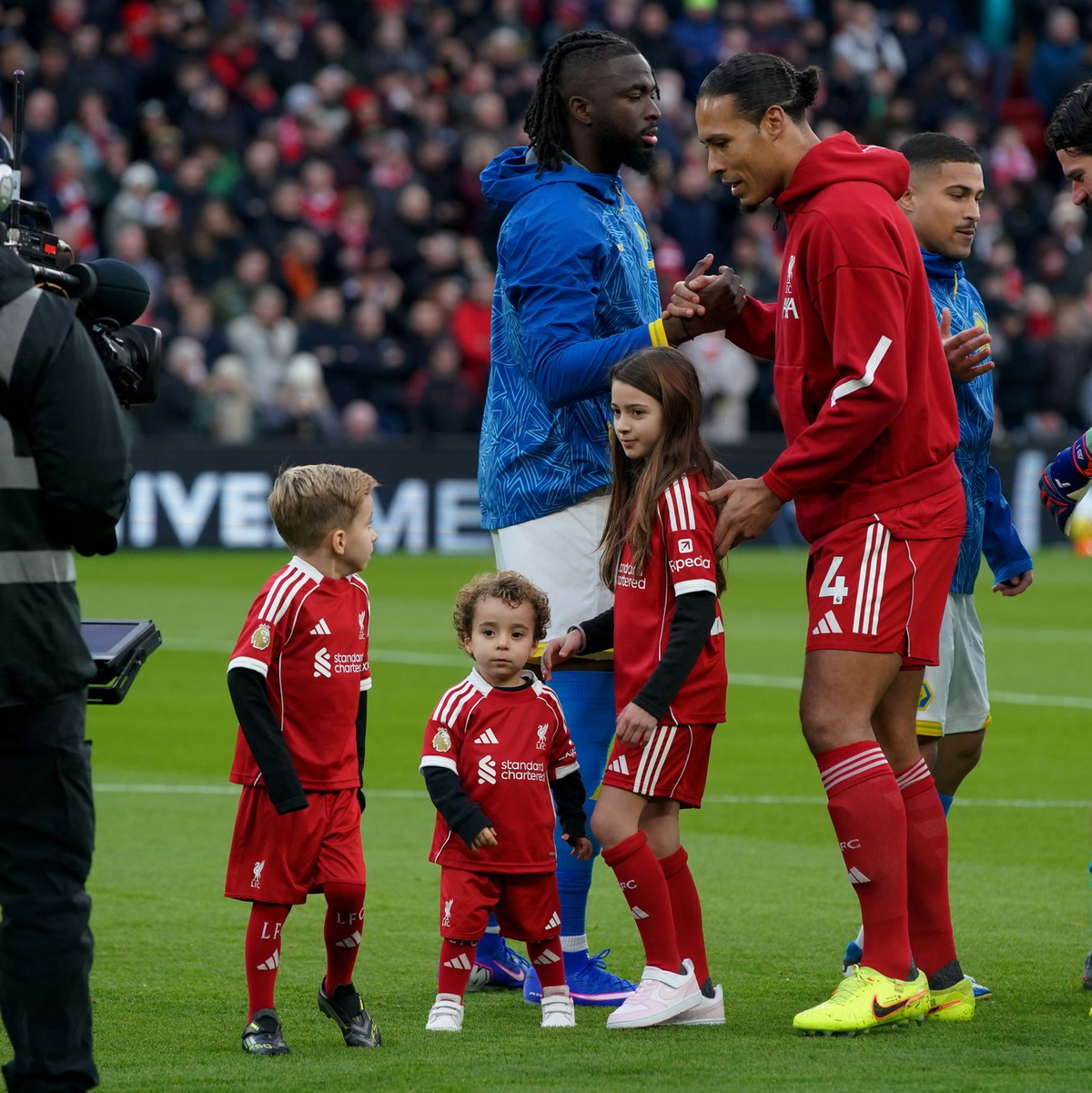 Bewegende Momente vor dem Anpfiff: Diogo Jotas Kinder, Dinis und Duarte, begleiten die Liverpool-Profis aufs Spielfeld. - Foto: Ian Hodgson/AP/dpa