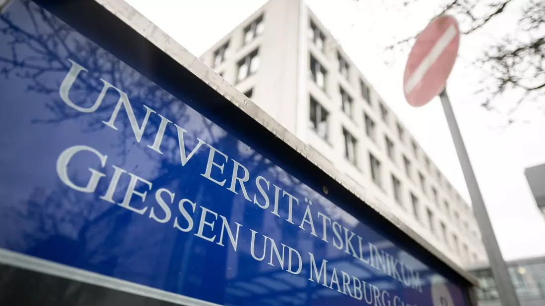 Ein Patient soll in einem psychischen Ausnahmezustand gewesen sein, als die Polizei eingriff. (Archivbild) - Bild: Sebastian Gollnow/dpa