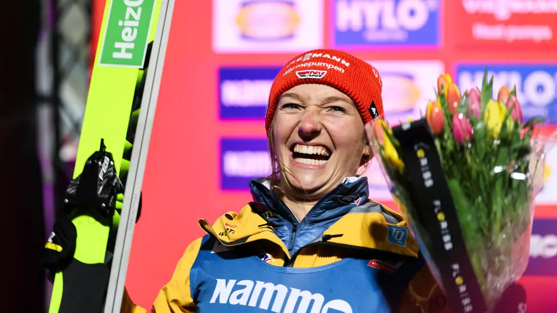 So sah man sie häufig: Springerin Schmid im Auslauf. (Archivbild) - Bild: Geir Olsen/NTB Scanpix/AP/dpa