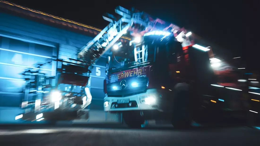 FFW Schwalmtal: Wohnungsbrand in leerstehendem Gebäude sorgt für umfangreichen Feuerwehreinsatz in Amern - Bild: presseportal.de