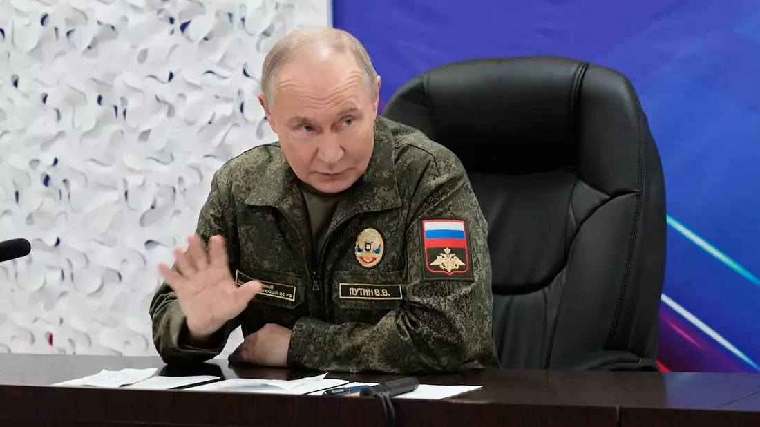 Vor dem neuen Treffen Selenskyjs mit Trump ließ sich Kremlchef Wladimir Putin demonstrativ von seinem Generalstab über angebliche neue Eroberungen in der Ukraine informieren. (Archivbild) - Bild: Uncredited/Russian Presidential Press Service/AP/dpa