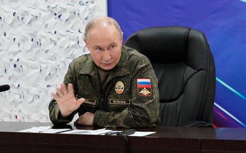 Vor dem neuen Treffen Selenskyjs mit Trump ließ sich Kremlchef Wladimir Putin demonstrativ von seinem Generalstab über angebliche neue Eroberungen in der Ukraine informieren. (Archivbild) - Foto: Uncredited/Russian Presidential Press Service/AP/dpa