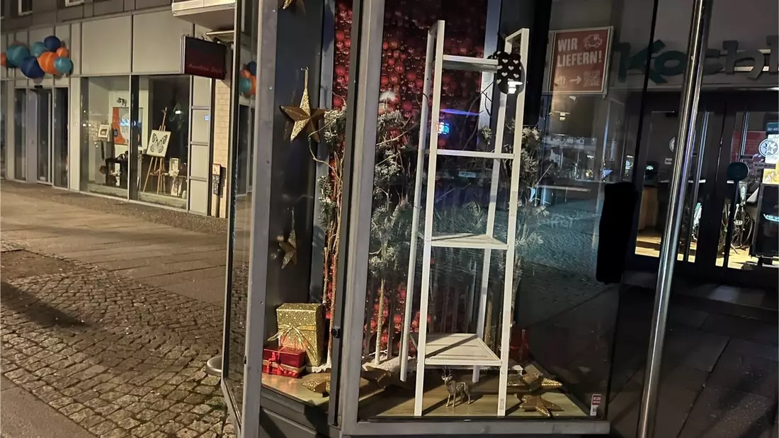 POL-HI: Einbruch in Glasvitrine in der Almstraße - Bild: presseportal.de