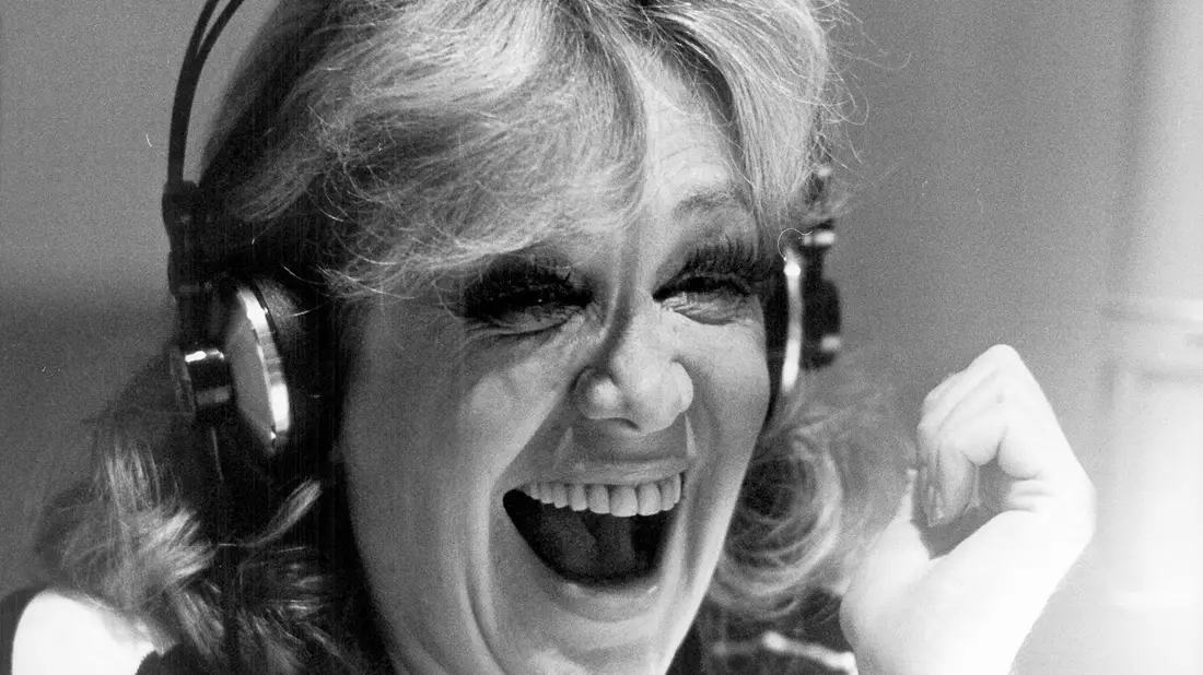 Hildegard Knef lacht bei einer Aufnahme im Plattenstudio in München. (Archivfoto) - Bild: Istvan Bajzat/dpa