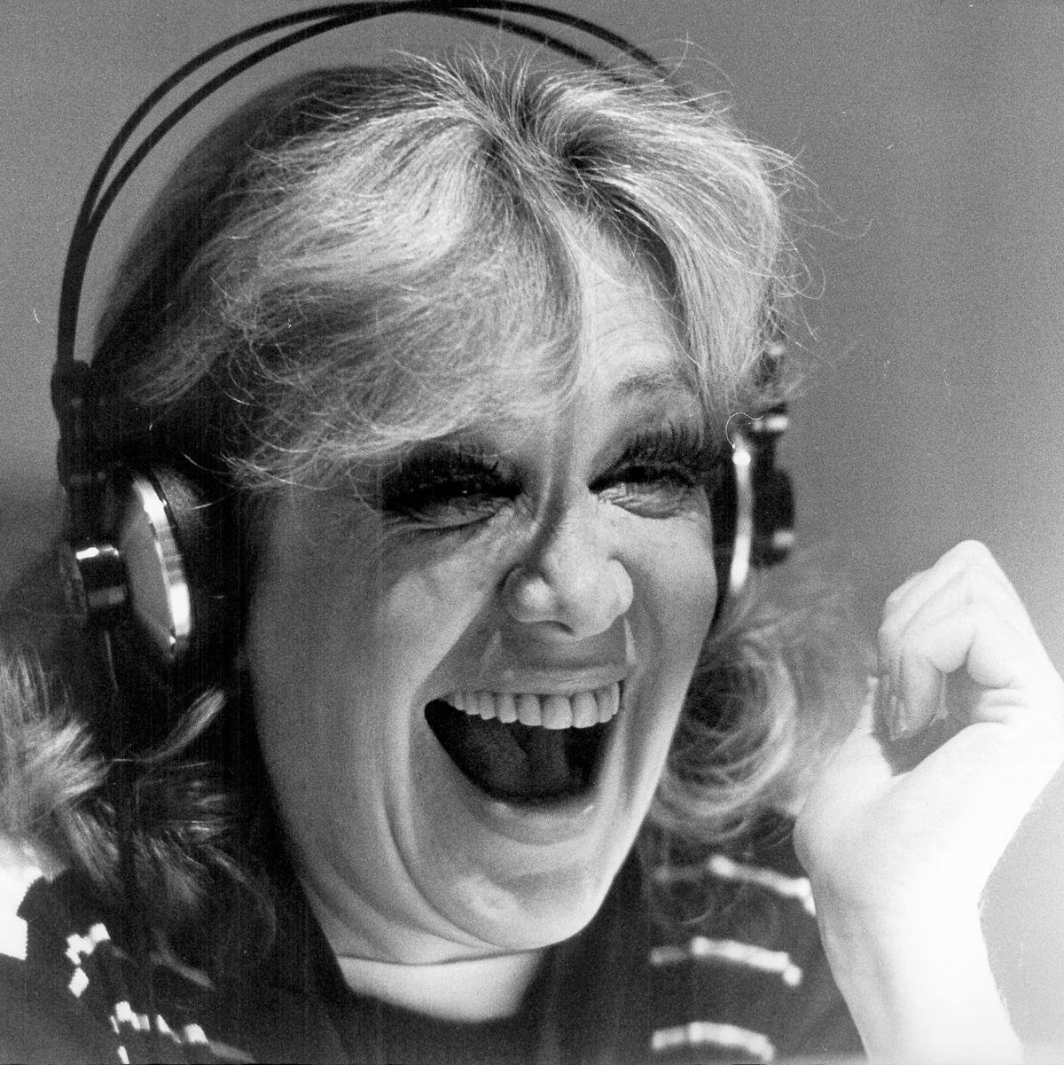 Hildegard Knef lacht bei einer Aufnahme im Plattenstudio in München. (Archivfoto) - Foto: Istvan Bajzat/dpa