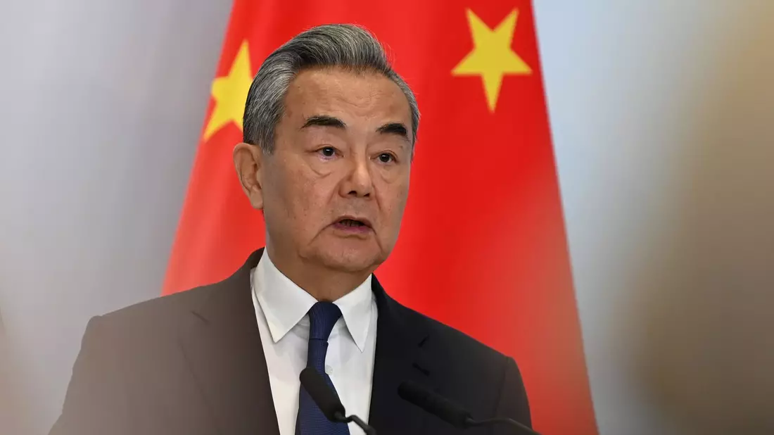 Chinas Außenminister Wang Yi hat Vertreter aus Thailand und Kambodscha eingeladen. Durch die Gespräche soll die Waffenruhe gefestigt werden. (Archivbild)  - Bild: Johannes Neudecker/dpa