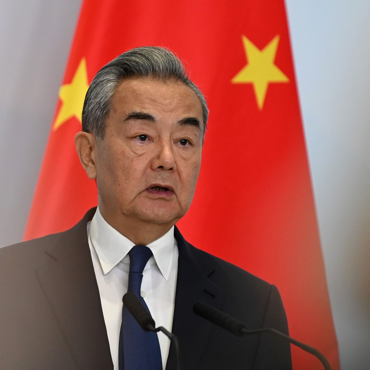 Chinas Außenminister Wang Yi hat Vertreter aus Thailand und Kambodscha eingeladen. Durch die Gespräche soll die Waffenruhe gefestigt werden. (Archivbild)  - Foto: Johannes Neudecker/dpa