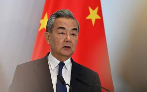 Chinas Außenminister Wang Yi hat Vertreter aus Thailand und Kambodscha eingeladen. Durch die Gespräche soll die Waffenruhe gefestigt werden. (Archivbild)  - Foto: Johannes Neudecker/dpa