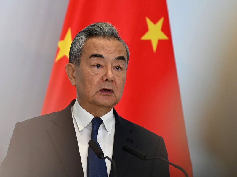 Chinas Außenminister Wang Yi hat Vertreter aus Thailand und Kambodscha eingeladen. Durch die Gespräche soll die Waffenruhe gefestigt werden. (Archivbild)  - Foto: Johannes Neudecker/dpa