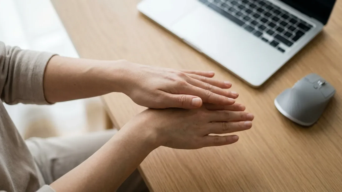 Handgelenk-Kreisen wird zum Büro-Trend 2025 - Foto: über boerse-global.de