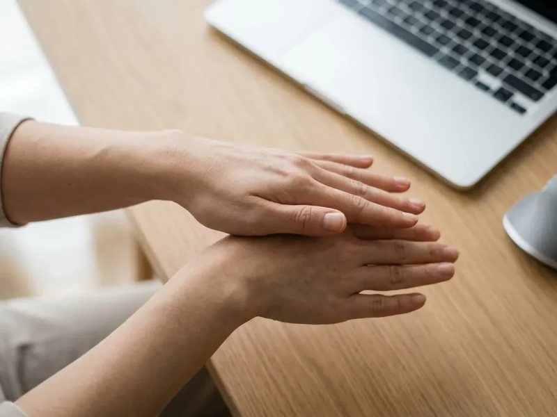 Handgelenk-Kreisen wird zum Büro-Trend 2025 - Foto: über boerse-global.de