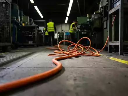 ArbSchKG 2026: Kabel auf dem Boden werden zum Prüfschwerpunkt - Foto: über boerse-global.de