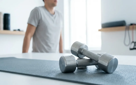 Shoulder Shrugs: Einfache Übung besiegt den Holiday Neck - Foto: über boerse-global.de