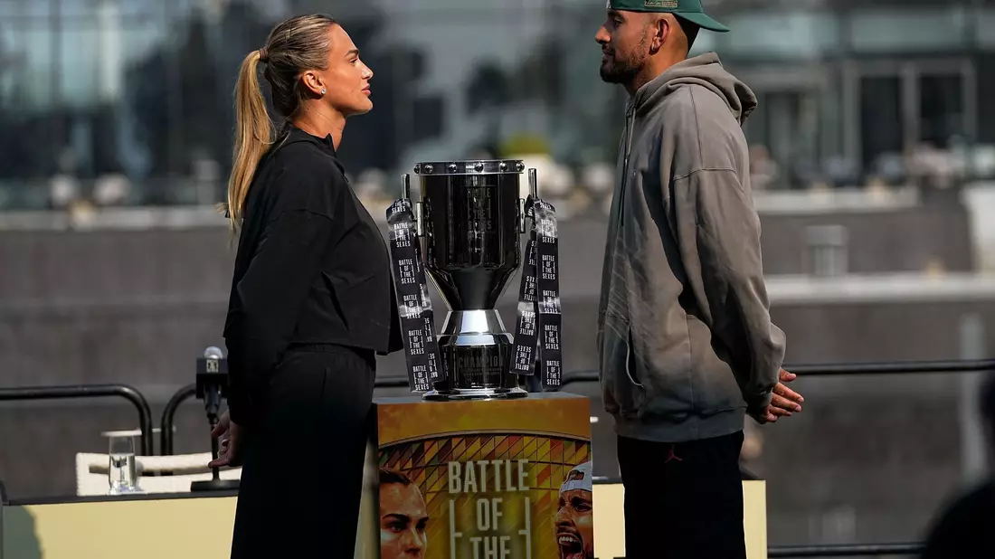 Sabalenka und Kyrgios haben vor dem Match viel Werbung für das Show-Event betrieben.  - Bild: Fatima Shbair/AP/dpa