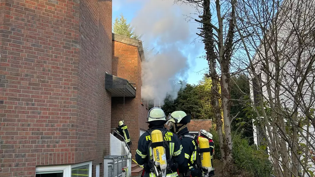 FW Rösrath: Gebäudebrand in Kleineichen: Feuerwehr Rösrath im Großeinsatz - Bild: presseportal.de