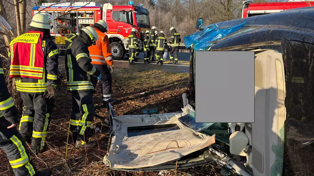 FW-ROW: Schwerer Verkehrsunfall auf der Autobahn 1: Fahrerin von Feuerwehr befreit - Bild: presseportal.de