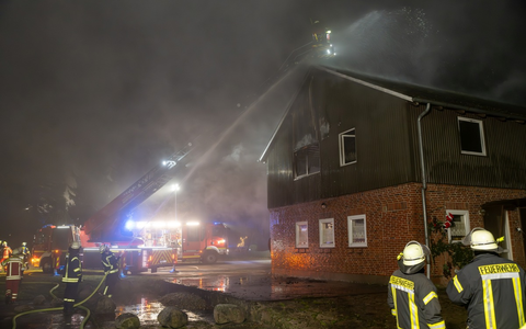FW-RD: Feuer im Mehrfamilienhaus in Emkendorf - Foto: presseportal.de