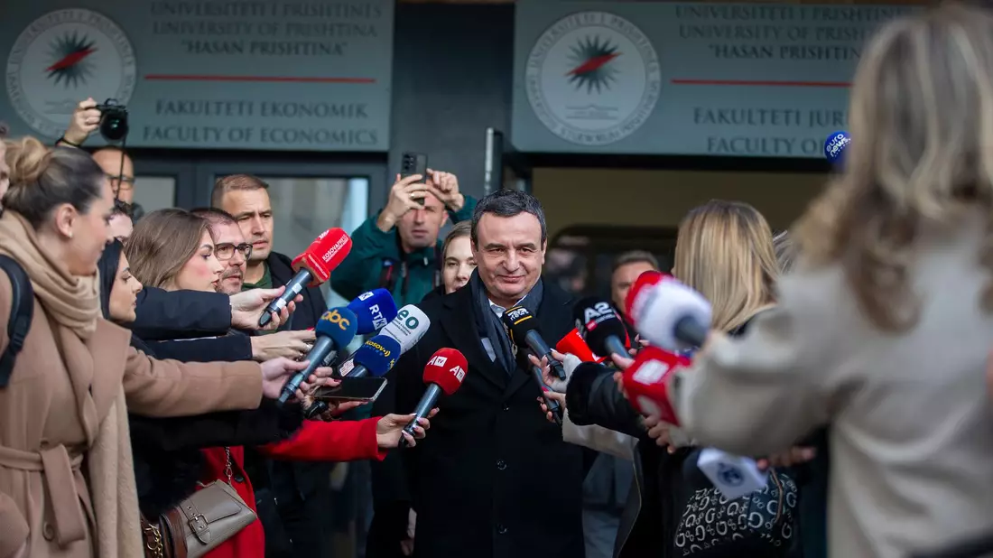 Kosovos Ministerpräsident Kurti sichert sich bei der Neuwahl in seinem Land ein weiteres Regierungsmandat.  - Bild: Visar Kryeziu/AP/dpa