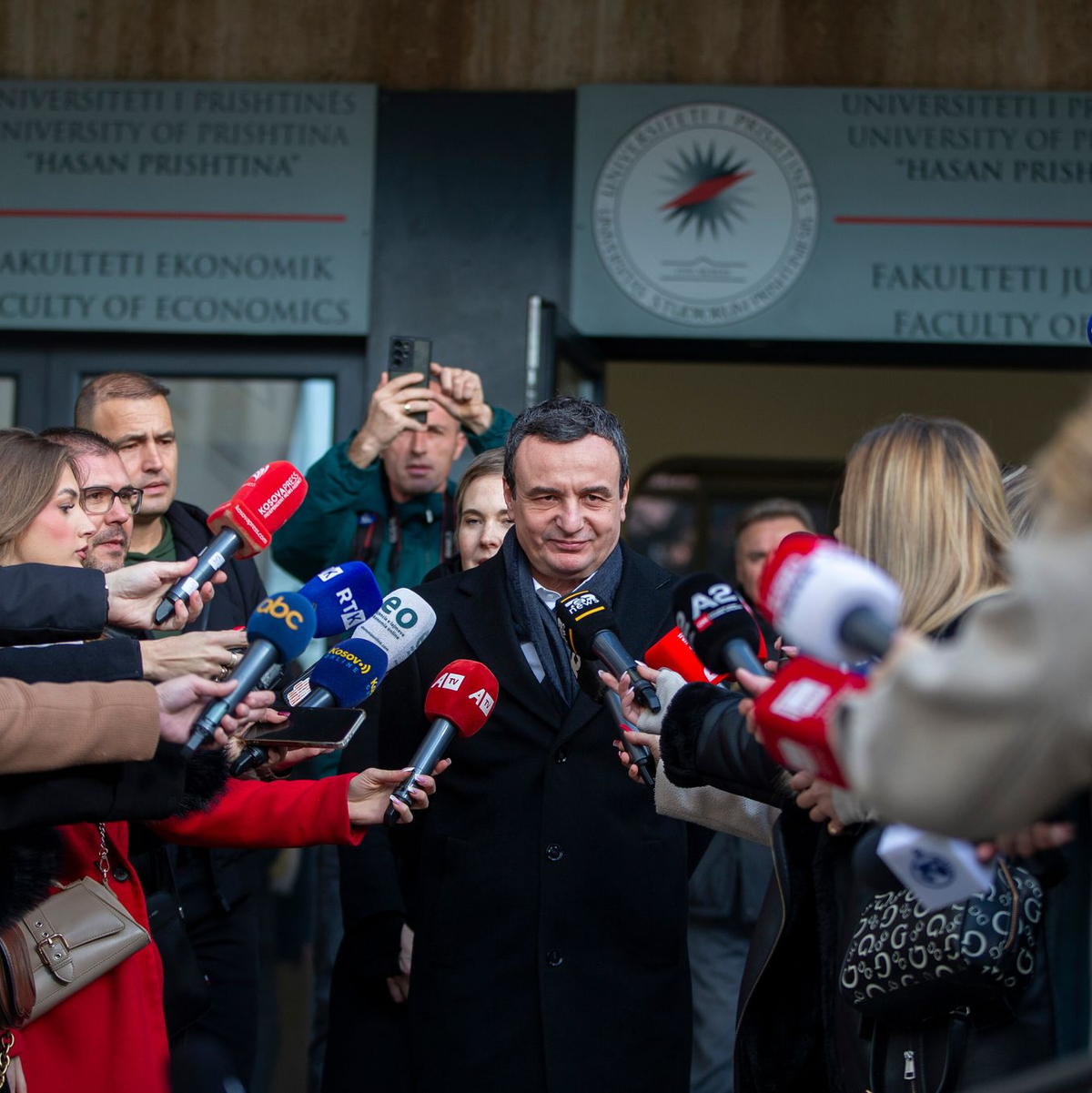 Kosovos Ministerpräsident Kurti sichert sich bei der Neuwahl in seinem Land ein weiteres Regierungsmandat.  - Foto: Visar Kryeziu/AP/dpa