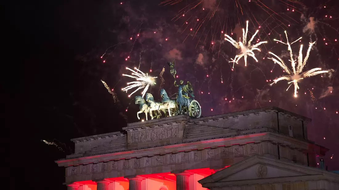 Für viele gehört farbenprächtiges Feuerwerk zum Jahreswechsel dazu. (Archivbild) - Bild: Jörg Carstensen/dpa