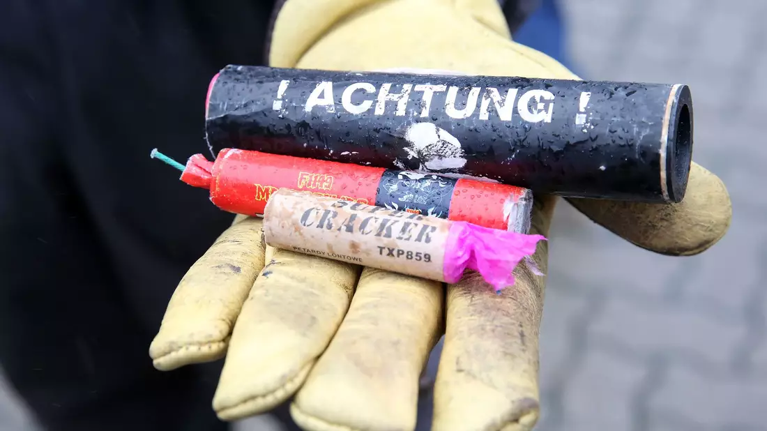 Vor illegalem Feuerwerk wird gewarnt, die Verletzungsgefahr ist groß. (Archivbild) - Bild: Bodo Marks/dpa
