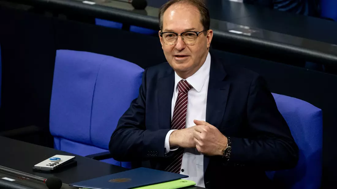 Bundesinnenminister Alexander Dobrindt (CSU) plädiert für härtere Strafen. (Archivbild) - Bild: Fabian Sommer/dpa