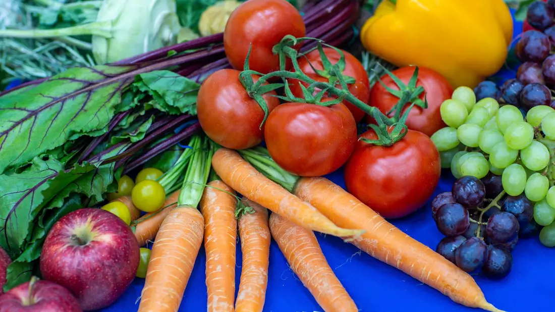 Gesunde Ernährung steht bei gut der Hälfte der Befragten hoch im Kurs als guter Vorsatz für 2026. (Symbolfoto) - Bild: Jens Büttner/dpa
