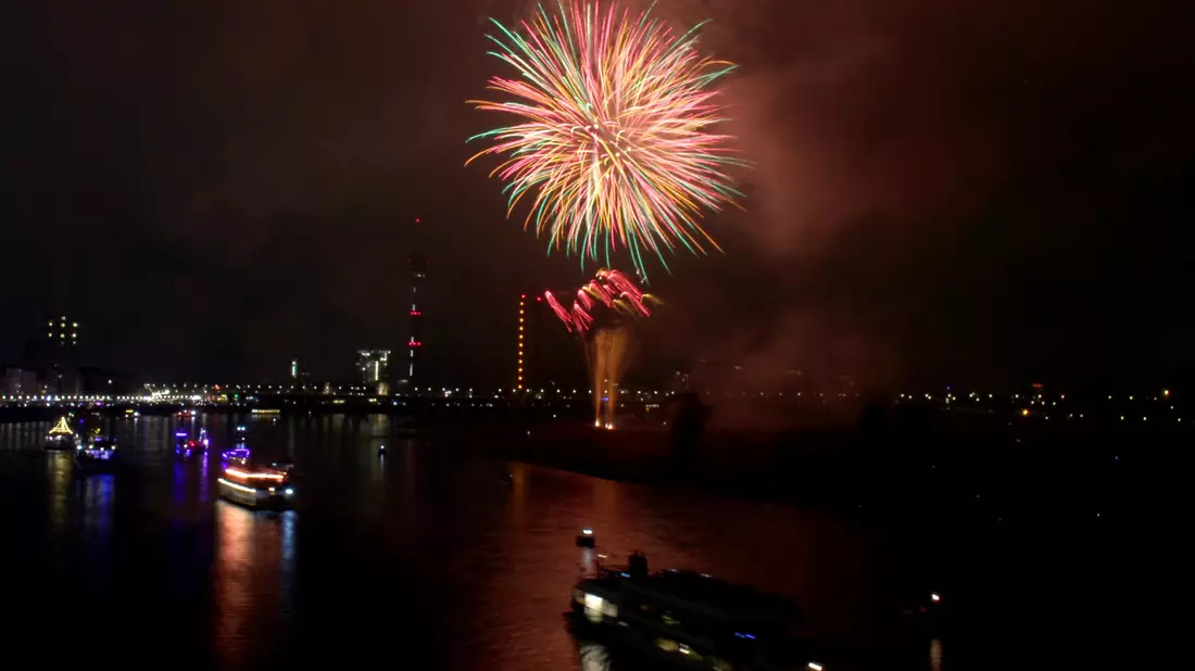 Japanisches Feuerwerk erhellte Ende Mai 2025 den Nachthimmel über dem Rhein. (Archivbild). - Bild: Volker Danisch/dpa