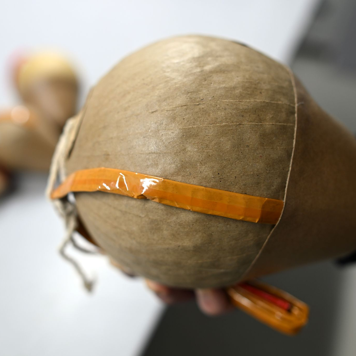 Kugelbomben werden aus speziellen Rohren abgefeuert. Wenn es dabei zu einem Unfall kommt, kann das schlimme Folgen haben (Archivbild). - Foto: Federico Gambarini/dpa