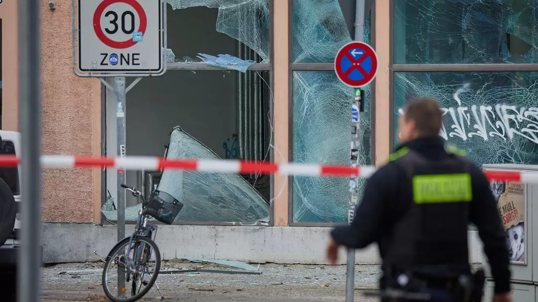 Durch eine starke Explosion gingen vor einem Jahr im Berliner Stadtteil Schöneberg viele Fensterscheiben zu Bruch (Archivbild). - Bild: Jörg Carstensen/dpa