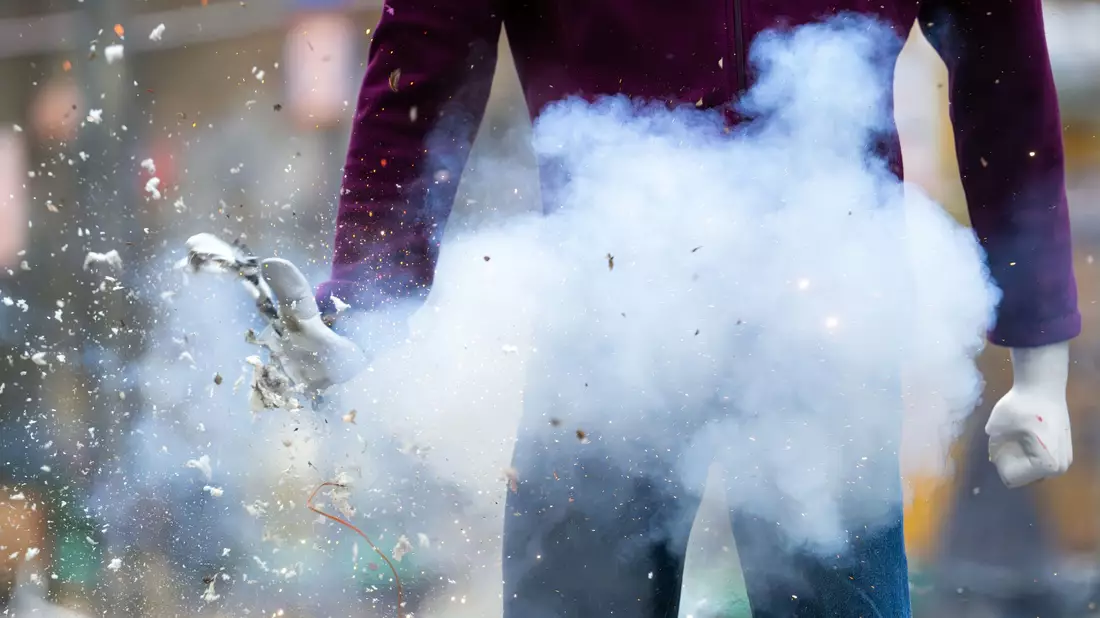 Gefährliches Feuerwerk: Auch in diesem Jahr zeigte die Berliner Feuerwehr, was ein illegaler Böller mit der Hand einer Puppe anrichtet. - Bild: Soeren Stache/dpa