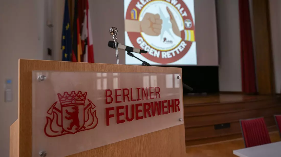In Berlin startete im Juni 2023 die Kampagne «Keine Gewalt gegen Retter». (Symbolbild) - Bild: Hannes P. Albert/dpa