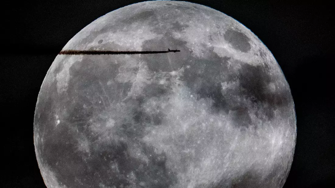 Seit Jahren schon läuft zwischen Raumfahrtnationen ein neuer Wettlauf zum Mond. (Archivbild) - Bild: Georg Hochmuth/APA/dpa