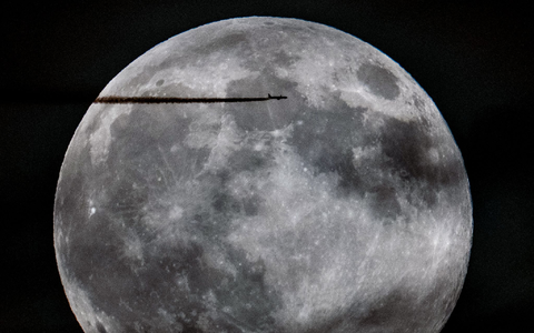 Seit Jahren schon läuft zwischen Raumfahrtnationen ein neuer Wettlauf zum Mond. (Archivbild) - Foto: Georg Hochmuth/APA/dpa