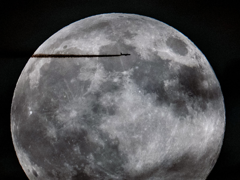 Seit Jahren schon läuft zwischen Raumfahrtnationen ein neuer Wettlauf zum Mond. (Archivbild) - Foto: Georg Hochmuth/APA/dpa