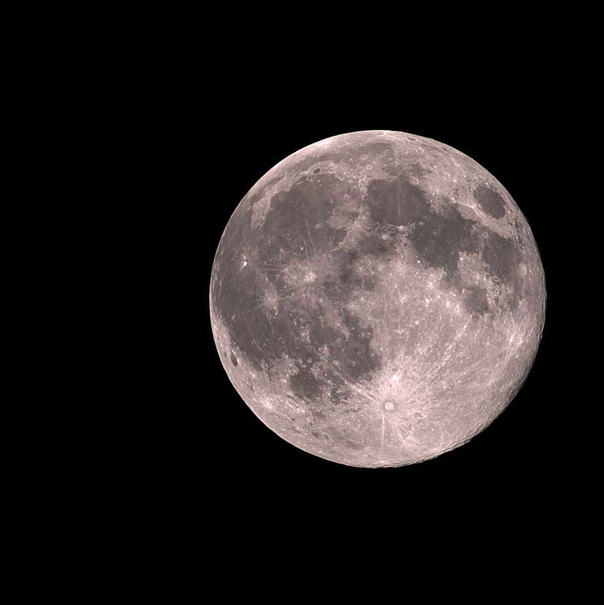 Am Südpol des Mondes gibt es gefrorenes Wasser, das macht die Region zum attraktiven Ziel. (Archivbild) - Foto: Marcus Müller/dpa