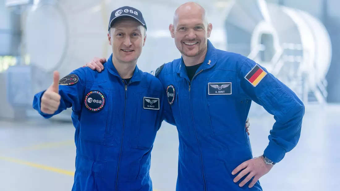 Würden beide gern Richtung Mond starten: Alexander Gerst (r) und und Matthias Maurer. (Archivbild) - Bild: Rolf Vennenbernd/dpa