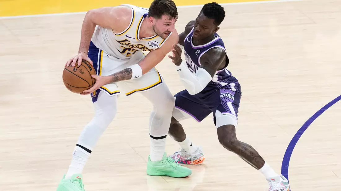 Dennis Schröder (rechts) musste sich mit Sacramento den Los Angeles Lakers und Luka Doncic klar geschlagen geben. - Bild: Ringo Chiu/ZUMA Press Wire/dpa