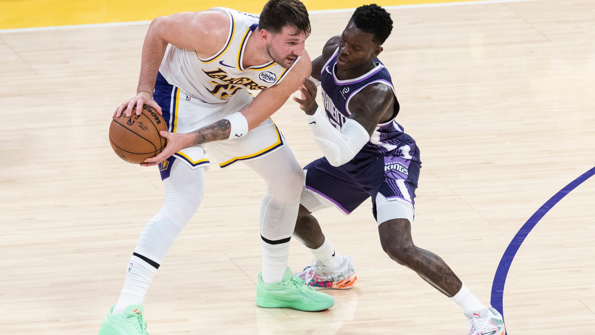 Dennis Schröder (rechts) musste sich mit Sacramento den Los Angeles Lakers und Luka Doncic klar geschlagen geben. - Foto: Ringo Chiu/ZUMA Press Wire/dpa