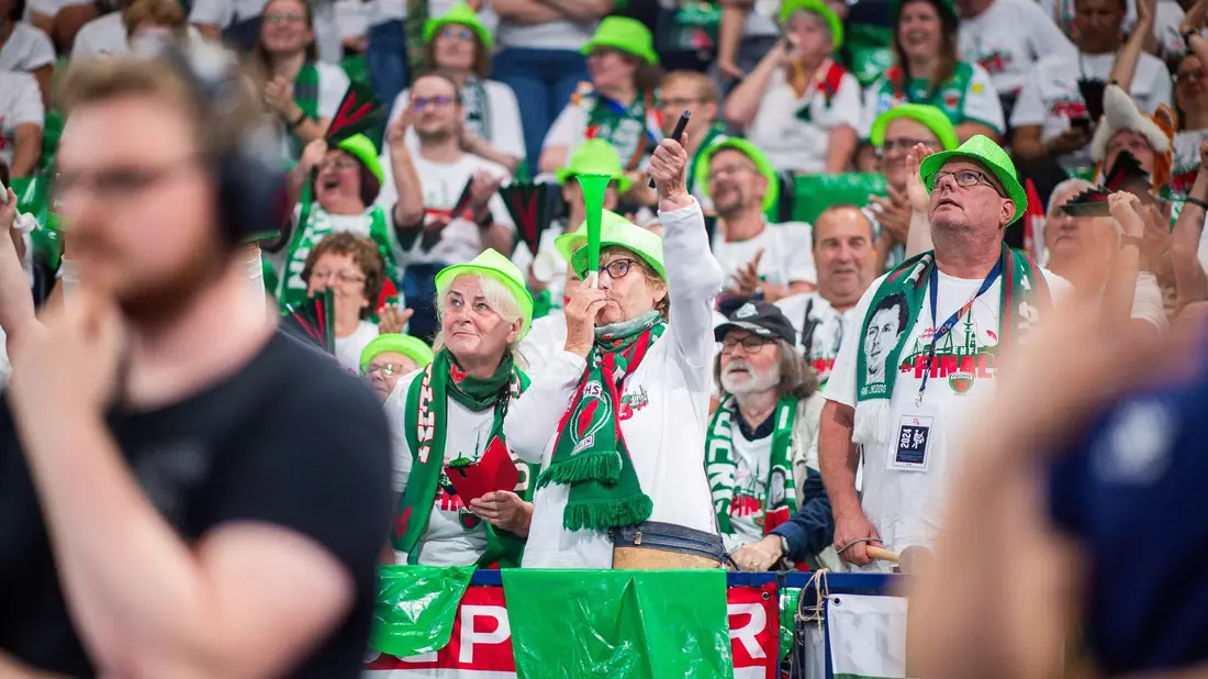 Der Fanclub der Füchse Berlin sorgt bei jedem Heimspiel für ordentlich Lärm. (Archivbild) - Bild: Noah Wedel/dpa