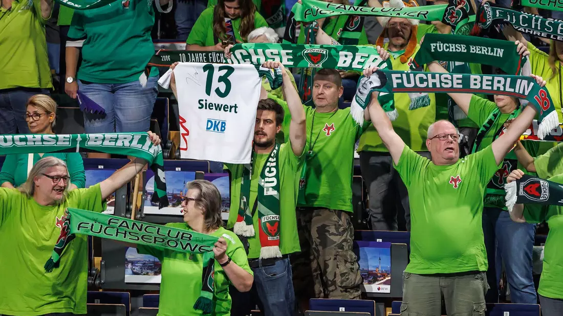 Junge Fans sucht man in den Reihen der Füchse-Anhänger oft vergeblich. (Archivbild) - Bild: Andreas Gora/dpa