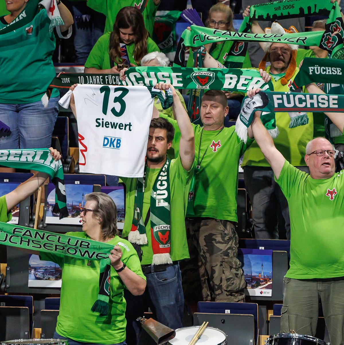 Junge Fans sucht man in den Reihen der Füchse-Anhänger oft vergeblich. (Archivbild) - Foto: Andreas Gora/dpa