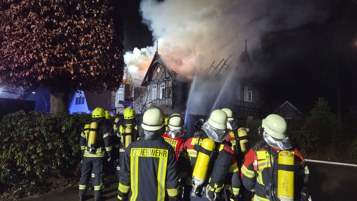 FW-ROW: Wohnhausbrand in Rotenburg - Großbrand in der Nacht - Foto: presseportal.de